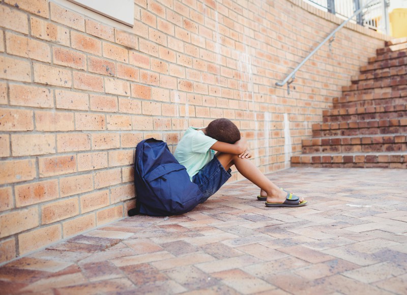 Der kleine Junge musste am 1. Schultag weinen.