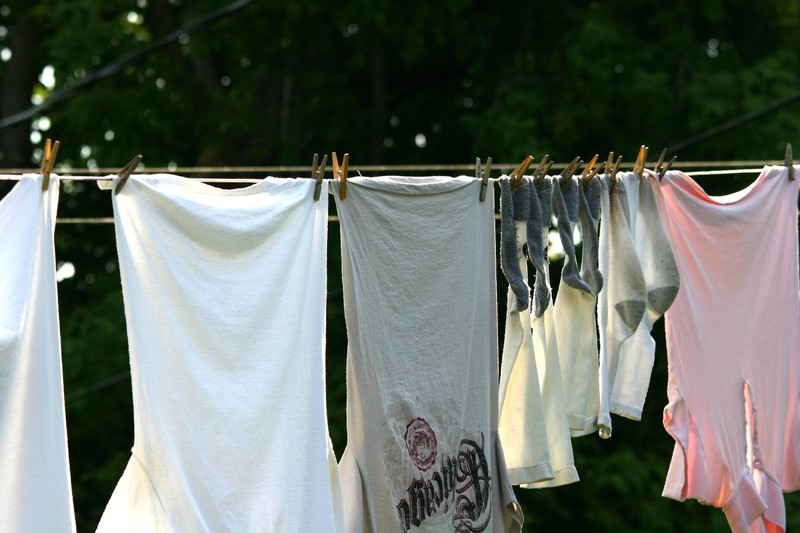 Gegen gelbstichige Kleidung hilft der Life-Hack mit den Spülmaschinentabs auch.