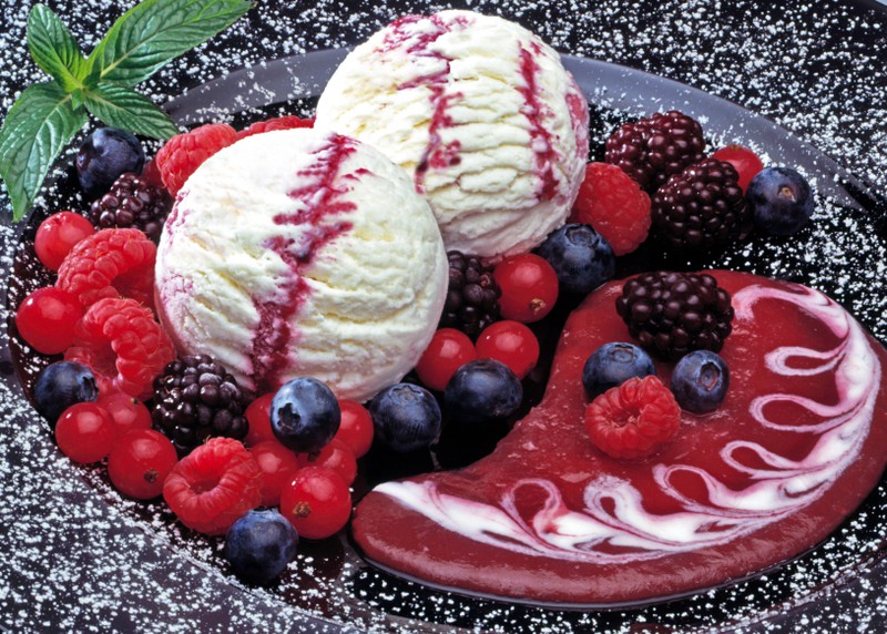 Eine beliebte und kalorienarme Eissorte ist Waldfrucht.