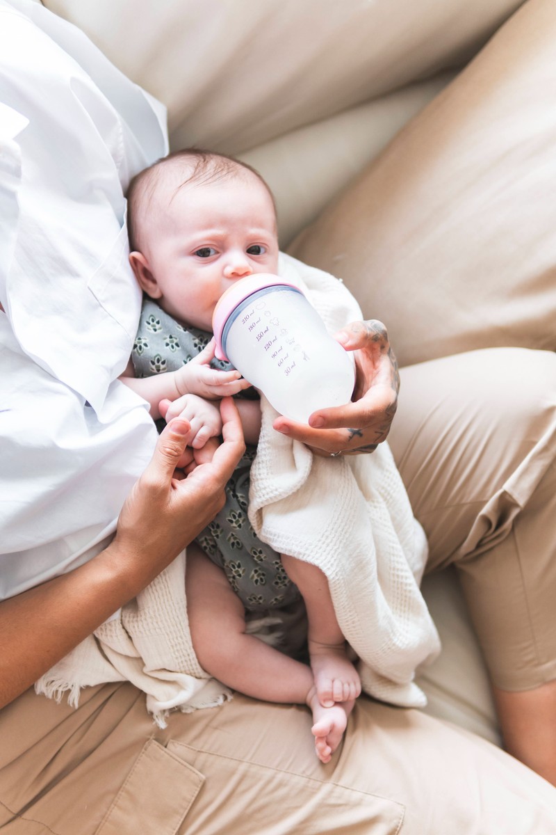 Bei heißen Temperaturen sollte man dem Baby viel zu trinken geben!