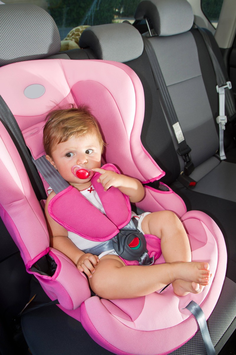 Das Baby sollte man vor der Hitze schützen und nicht in der Mittagshitze im Auto lassen.