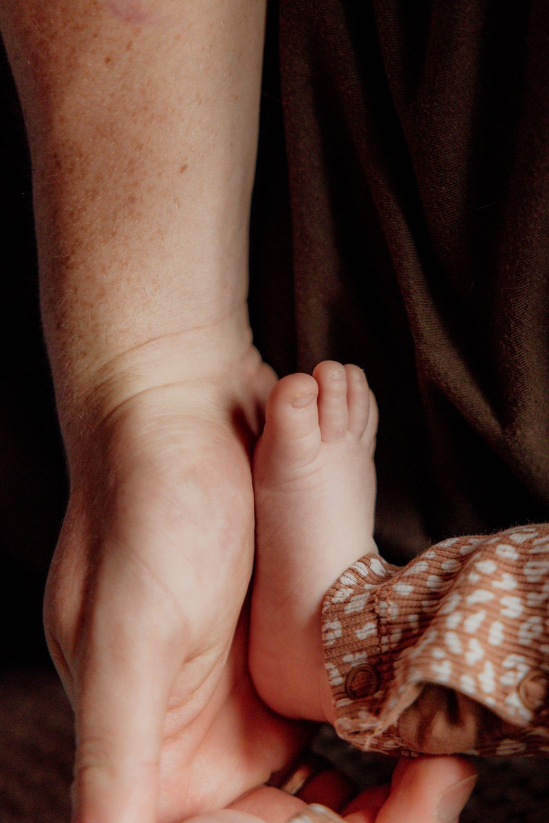 Die Hände und Füße deines Baby verraten dir nicht, ob ihm warm oder kalt ist, sondern der Nacken.