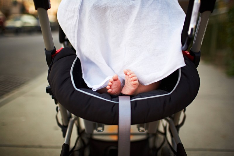 Ein Spucktuch vor dem Kinderwagen kann im Sommer extrem gefährlich werden.