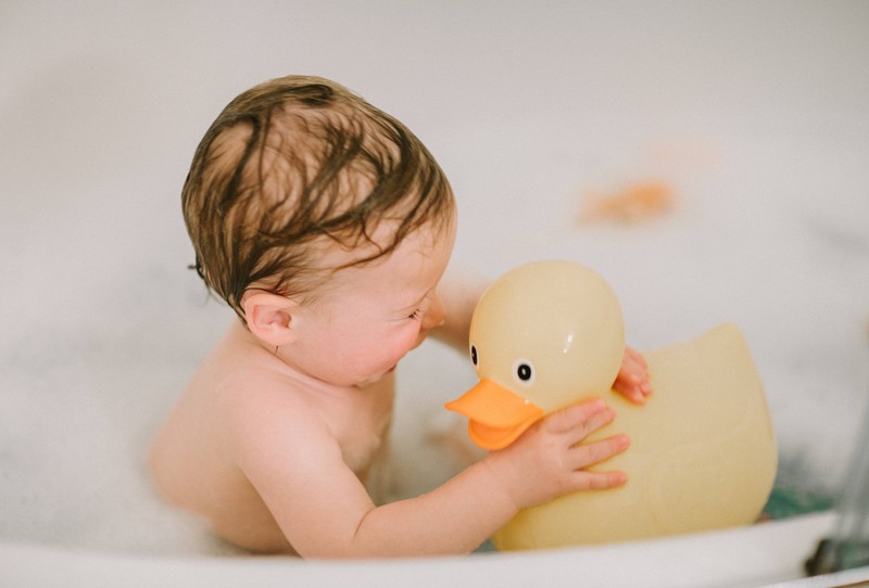Im Sommer solltest du dein Baby nicht im kalten Wasser baden lassen.