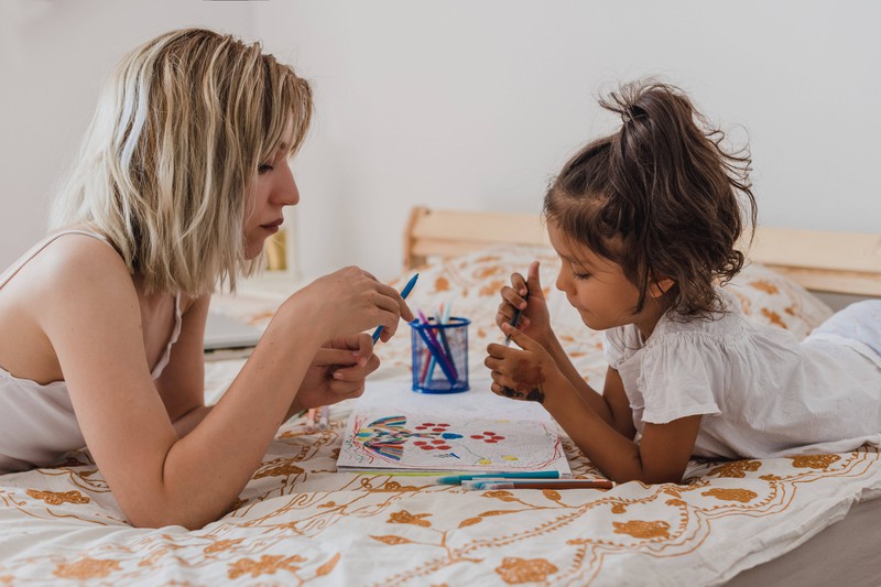 Die Mutter hat keinerlei Toleranz gegenüber einer anderen Meinung, was ein Anzeichen für eine toxische Familienbeziehung sein kann.