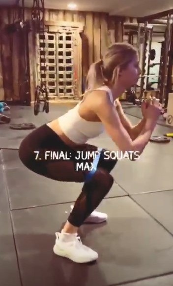 Jump Squats halten Model Lena Gercke fit.