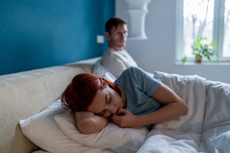 Es gibt verschiedene Gründe, warum Männer in scheinbar glücklichen Beziehungen untreu werden.