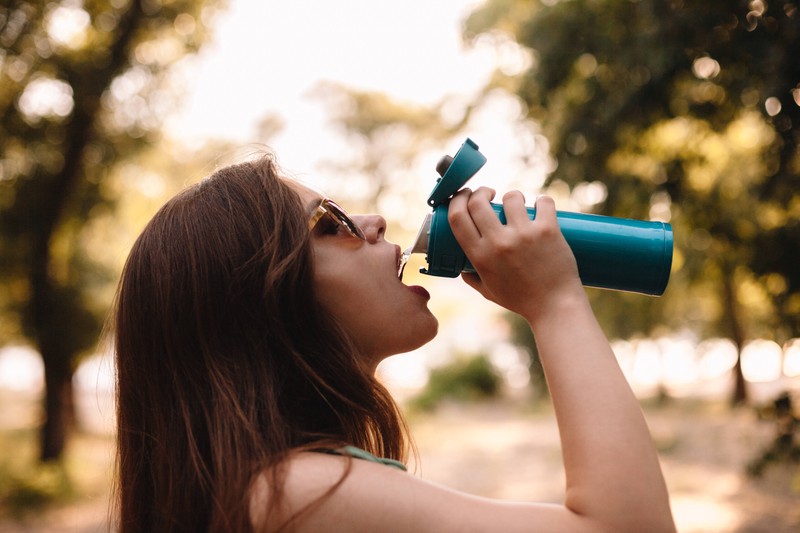 Ein guter Tipp gegen Intimgeruch ist es, viel Wasser zu trinken