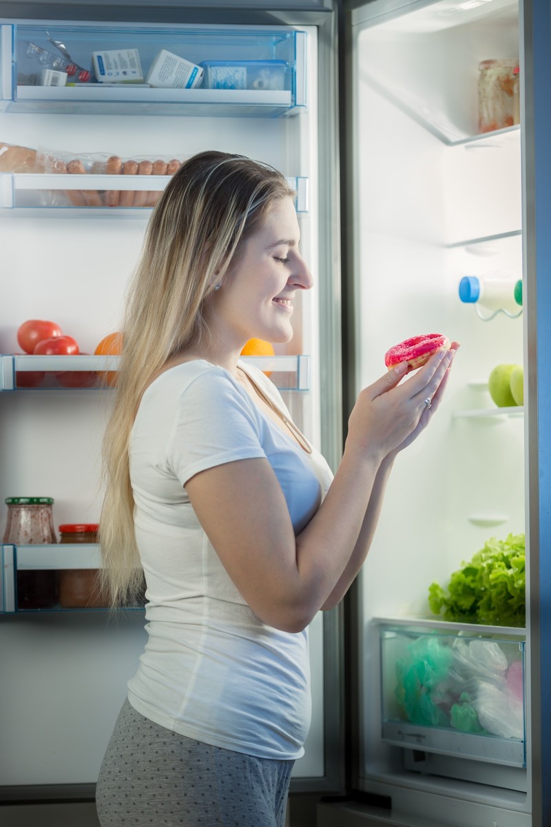 Ein weiterer Tipp gegen Intimgeruch ist es, weniger Süßes zu essen.