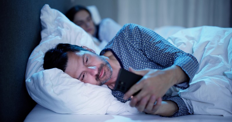 Er schaut immer heimlich auf sein Smartphone? Das ist ein schlechtes Zeichen!