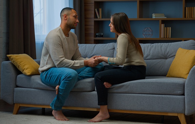 Es gibt eine Anzeichen die dir zeigen, dass er noch andere Frauen datet.