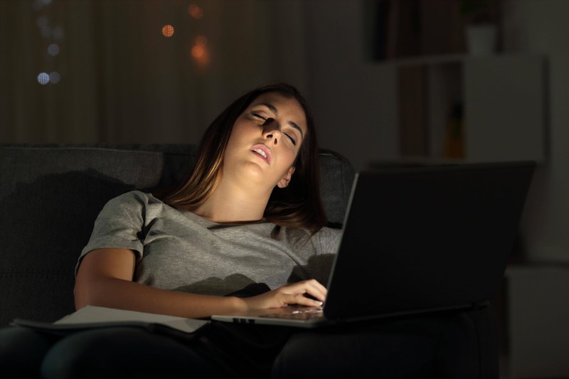 Eine Frau, die mit künstlichem Licht eingeschlafen ist und damit ganze 5 Kilogramm zunehmen könnte