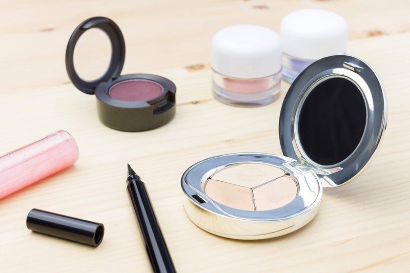 Viele Frauen nutzen flüssigen Eyeliner und verpatzen damit ihr Make-up.