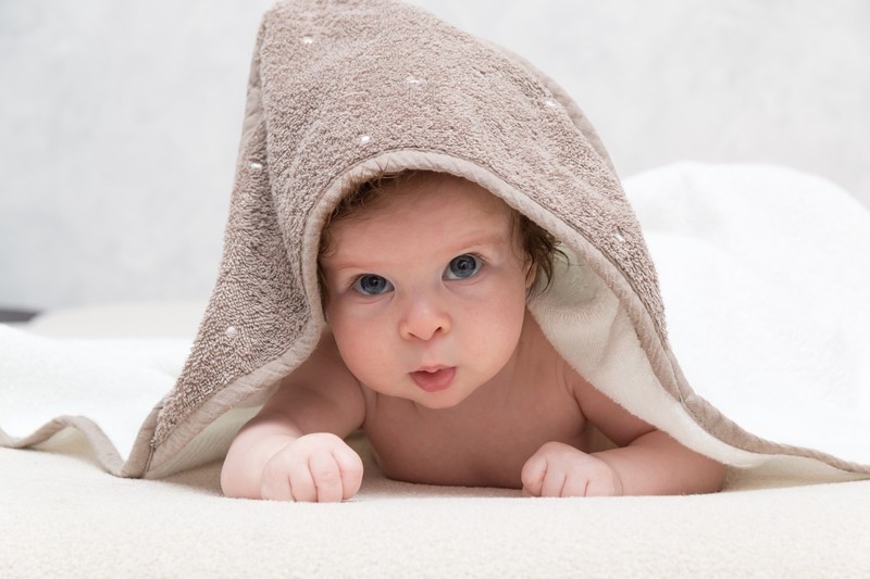 Man sieht ein Baby.