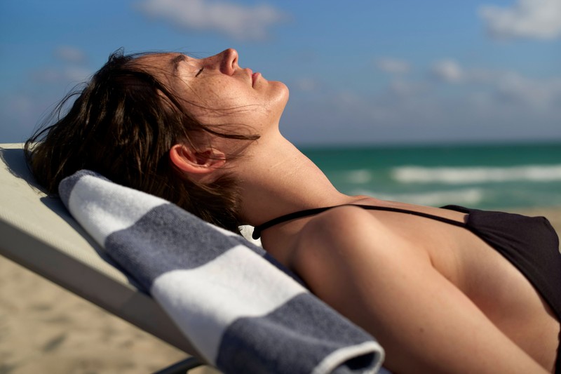 10 Tipps und Tricks, wie du deine Sommerbräune besonders lange behältst.
