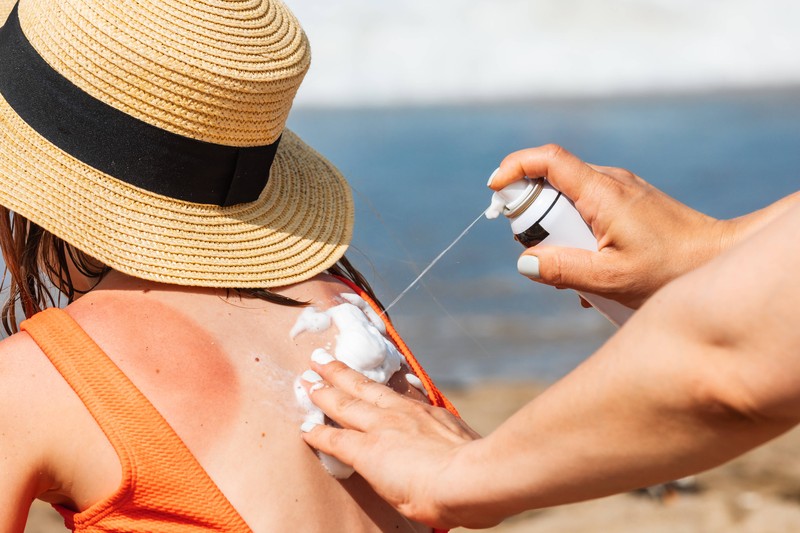 Um deine Bräune möglich lange zu erhalten, solltest du dich mit Sonnencreme schützen.