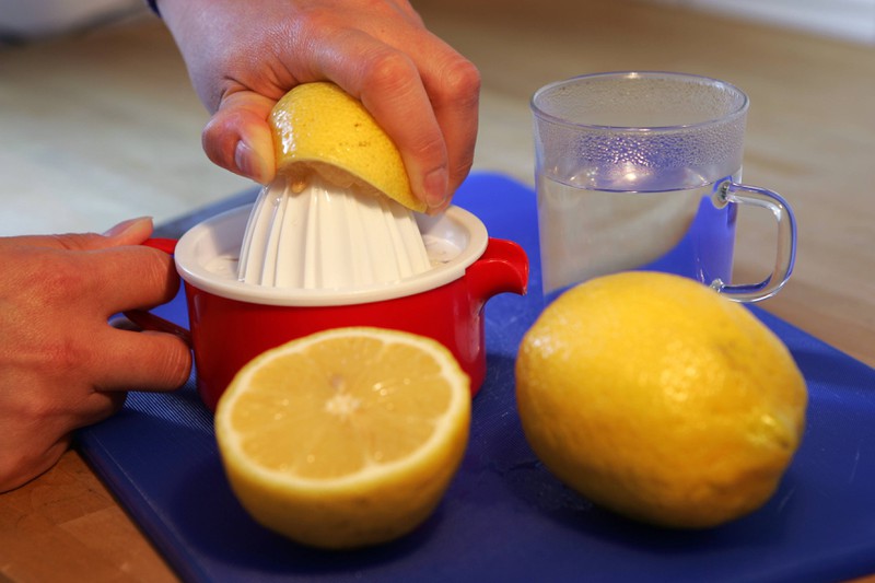 Bei Zitronenwasser kann man viele Fehler machen, die die Wirkung mildern.