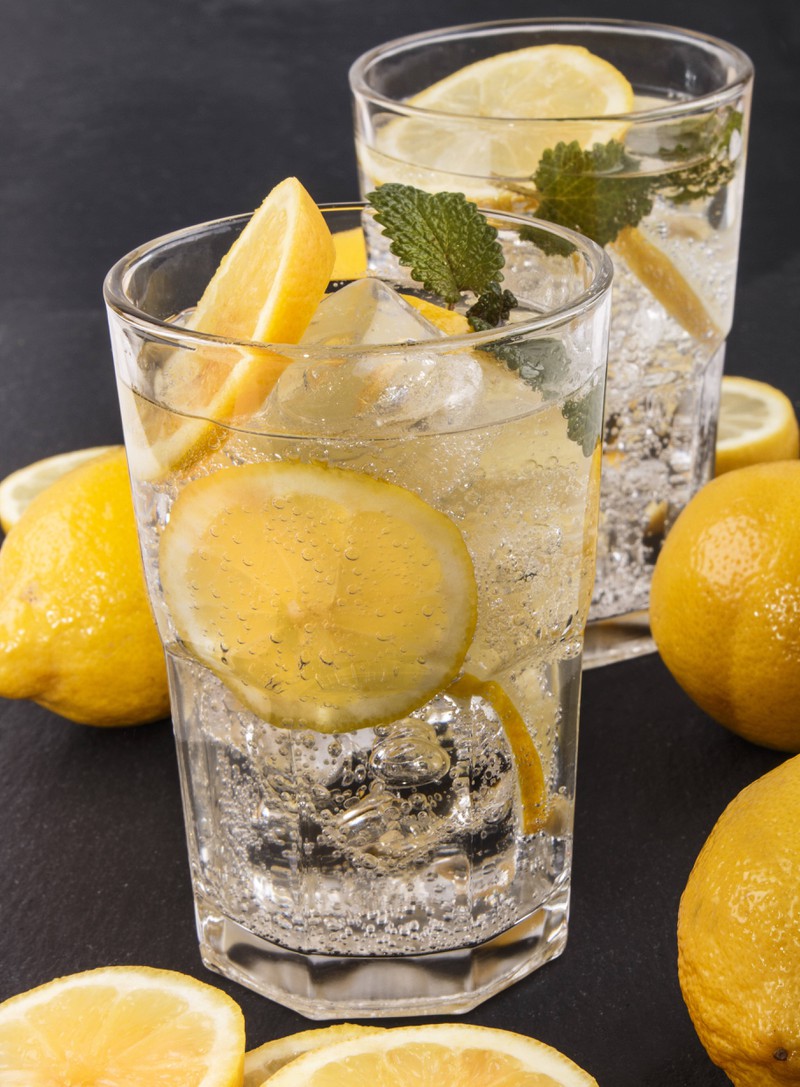 Ein Glas Zitronenwasser, das viele gute Effekte auf den Körper hat
