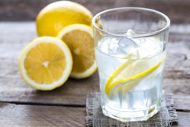 Zitronenwasser, das den Körper entgiften kann