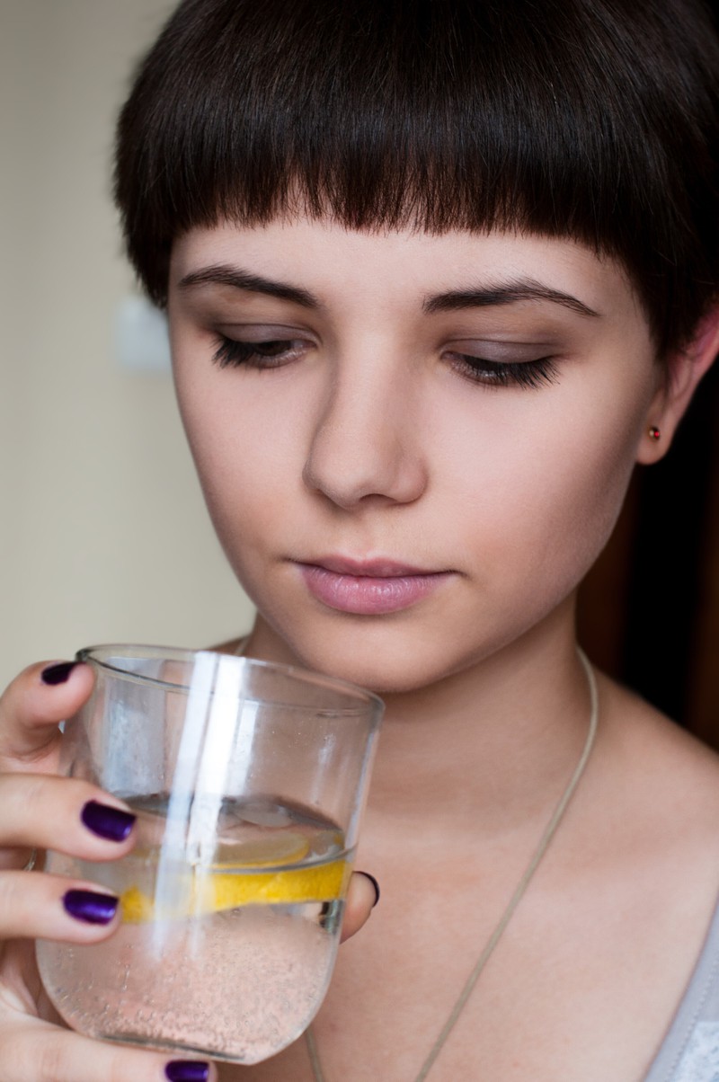 Zitronenwasser, das man für einen frischeren Atem trinken kann