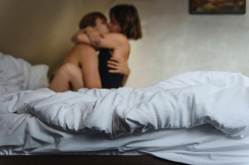 Die Maharadscha Stellung ist gut, um im Bett Kalorien zu verbrennen.