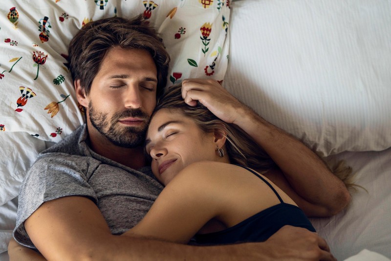 Männer und Frauen verbrennen auch im Bett unterschiedlich viele Kalorien.