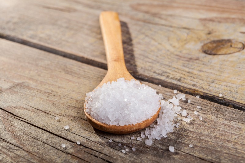 Ein Löffel voller Salz, worauf man während der Periode lieber verzichten sollte