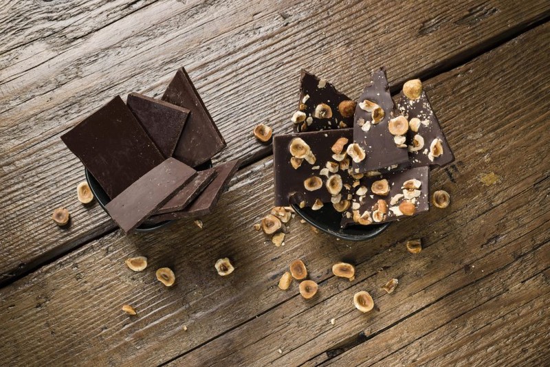 Schokolade, die selbst hergestellt wurde, um den Partner am Valentinstag zu überraschen