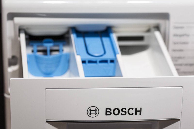 Entfernst du die blaue Sperre, kann das Pulverwaschmittel mit dem Wasser in die Wäsche gespült werden.