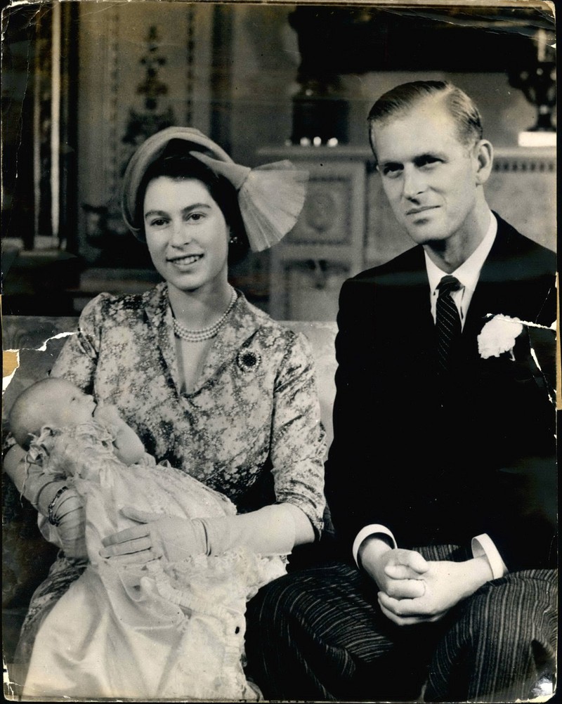 Queen Elizabeth mit dem neugeborenen Charles.