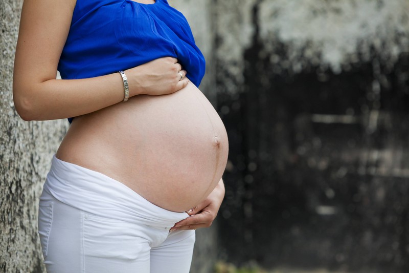 Schwangerschaftsstreifen entstehen in der Schwangerschaft und es geht um sechs Tipps, wie man die Dehnungsstreifen vorbeugen kann.