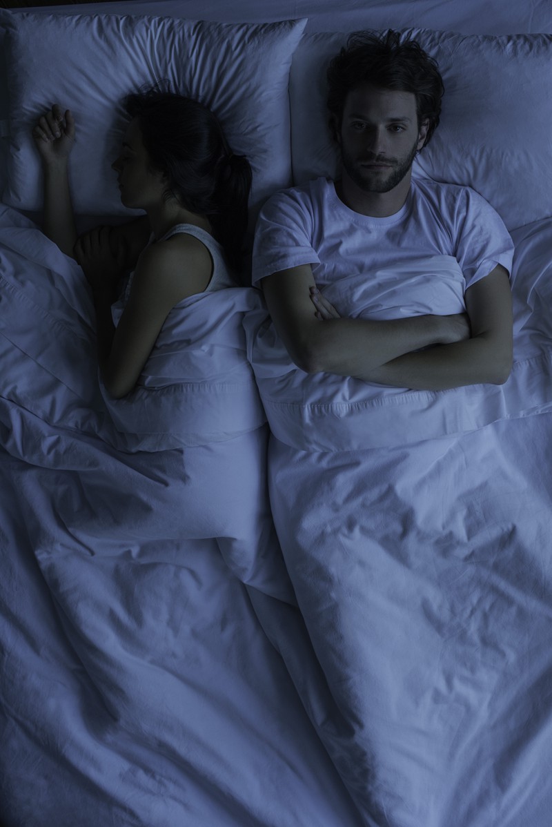 Auf dem Bild ist ein Pärchen das nicht miteinander schlafen kann, weil sie Schmerzen beim Geschlechtsverkehr verspürt