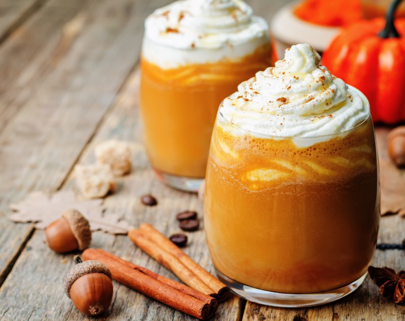 Pumpkin Spice Latte ist das perfekte Herbstgetränk für kalte, dunkle Tage!