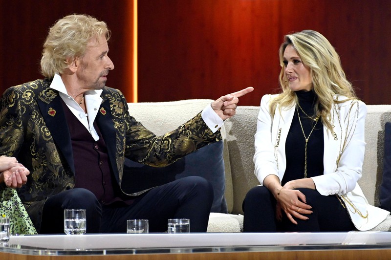Helene Fischer und Thomas Gottschalk auf dem roten Sofa in der Show "Wetten, dass..." zum 40. Jubiläum