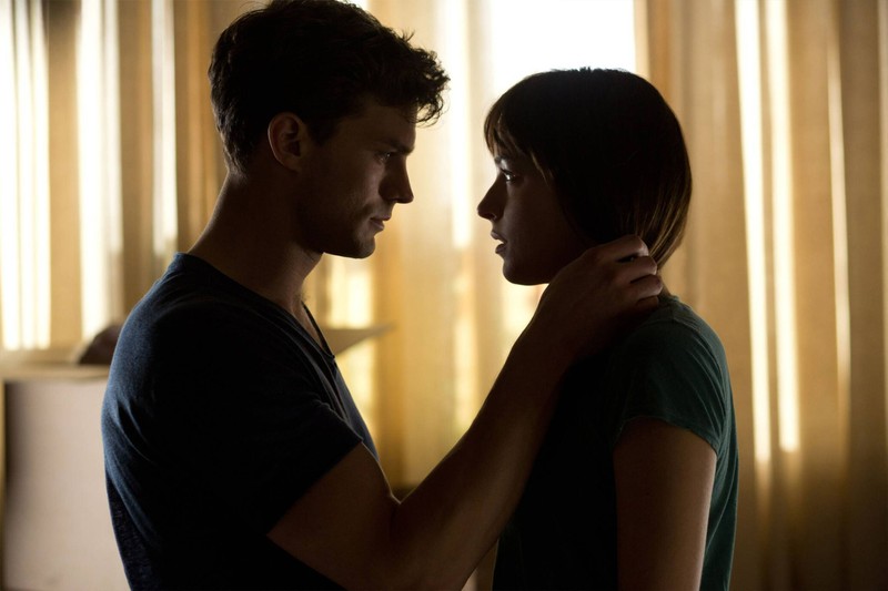 In "Fifty Shades of Grey" geht es um die schüchterne "Anastasia", gespielt von Dakota Johnson, die auf einen verführerischen Mann trifft