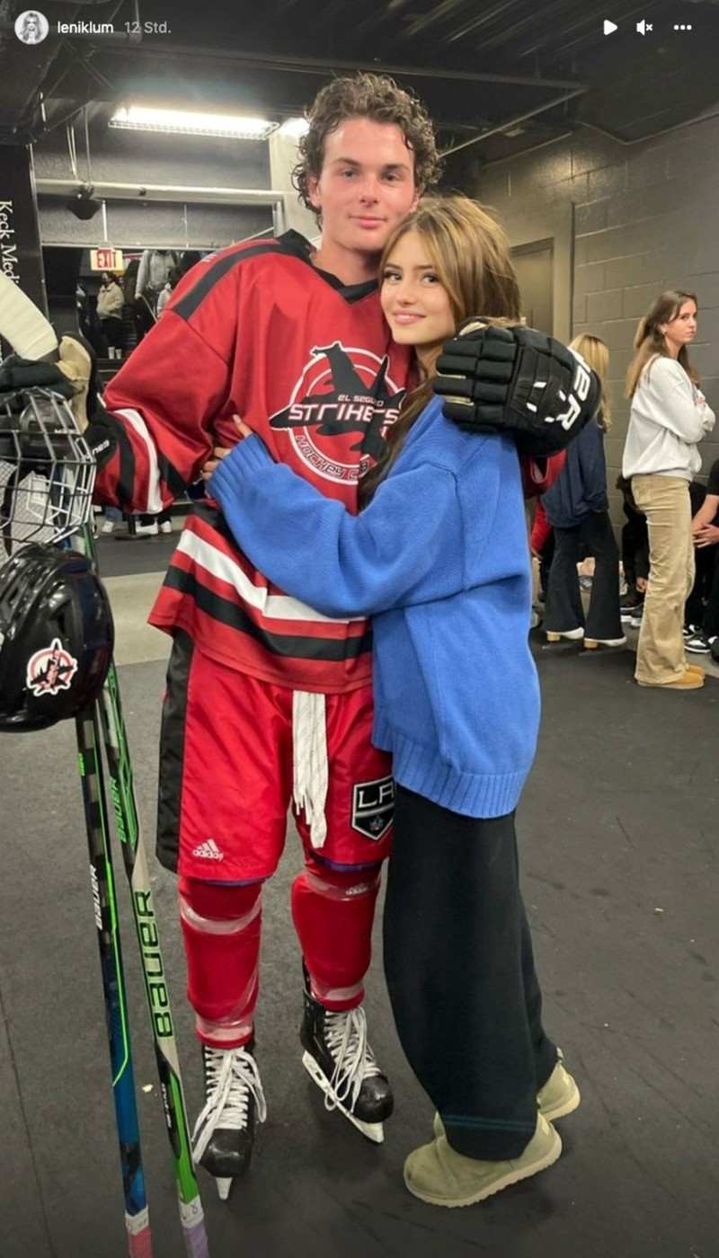 Leni Klum zusammen mit Freund Aris beim Eishockeyspiel.