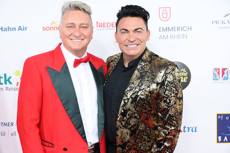 Hubert Fella gemeinsam mit seinem Ehemann Matthias Mangiapane.