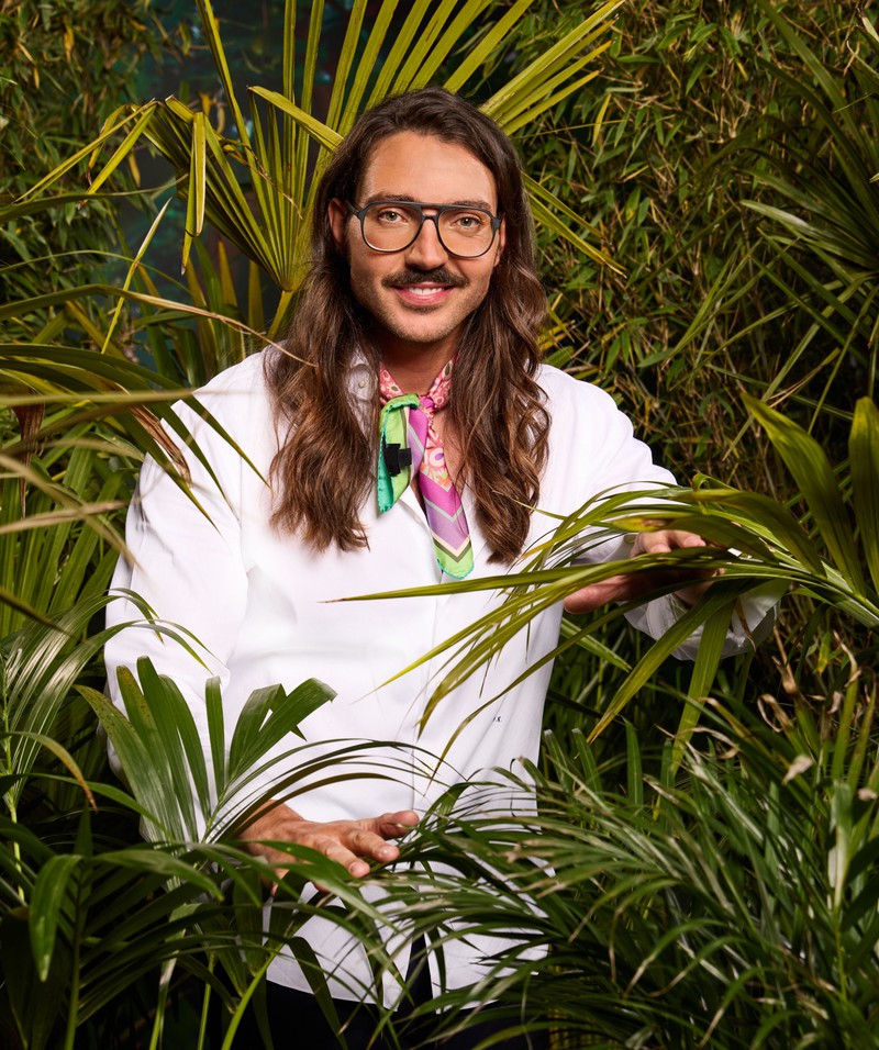 Realitystar Fabio Knez trägt Brille, lange Haare und Schnurrbart, doch das war nicht immer so. Früher sah er anders aus