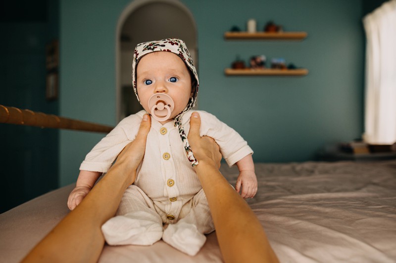 Babys können sich nicht direkt schon aufsetzen, doch das scheinen viele nicht zu wissen