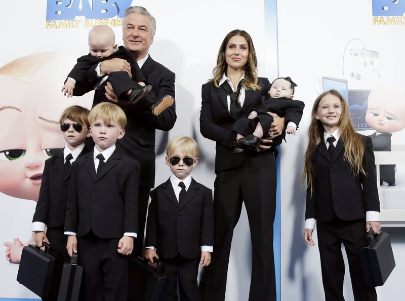 Alec und Hilaria Baldwin kamen zusammen mit ihren Kindern zur Premiere von „Boss Baby" im schwarzen Anzug.