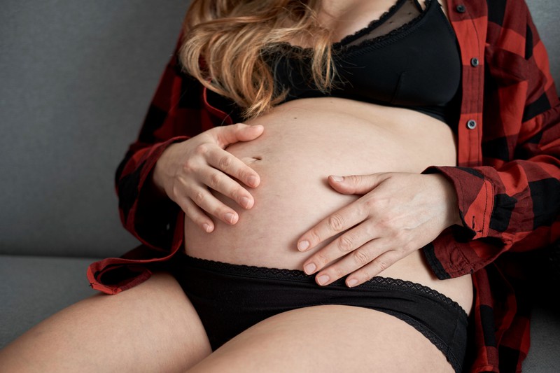Viele Frauen wissen nicht, dass die Brüste schon während der Schwangerschaft Milch abgeben können, bzw. es dazu kommen kann, dass sie auslaufen