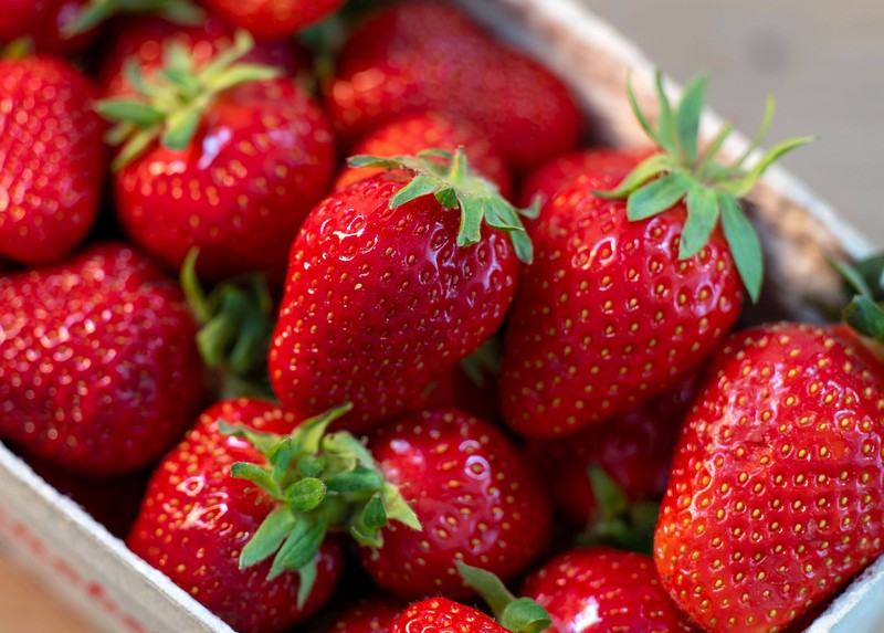 Erdbeeren im Winter sind meist wenig nachhaltig, besser sind saisonales Obst oder Tiefkühlbeeren.
