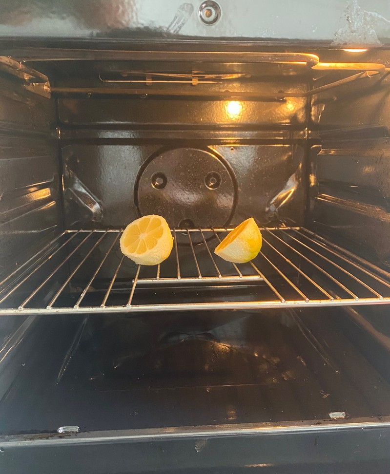 Eine  Zitrone im Ofen, die dabei helfen kann den Backofen zu reinigen