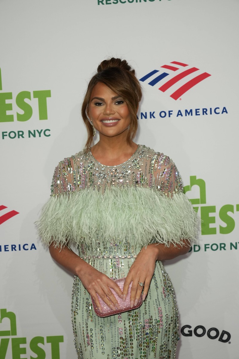 Man sieht Chrissy Teigen, die bereits eine Fehlgeburt erlitten hat