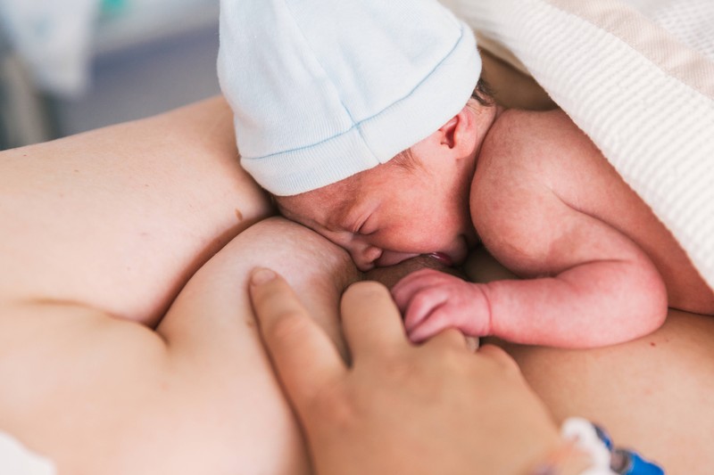 Die kleinen Momente mit deinem Baby schenken dir Kraft und machen die ersten Tage unvergesslich.