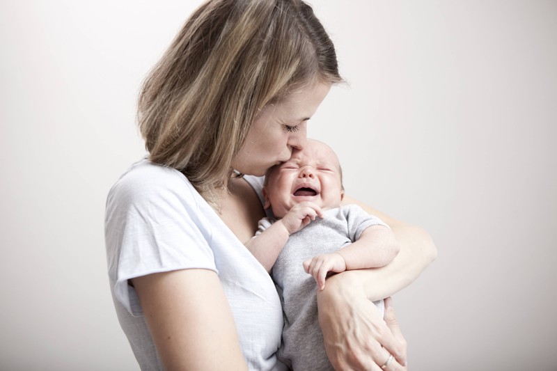 Eine Frau versucht ihr Baby zu trösten, das gerade geboren wurde.