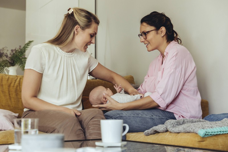 Eine Hebamme beantwortet der überforderten Mutter in der ersten Zeit viele Fragen rund um die Versorgung eines Säuglings.