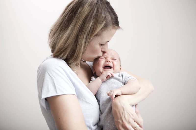 In den ersten Tagen wird dein Baby irgendwann weinen, und das kann bei dir starke Muttergefühle auslösen-