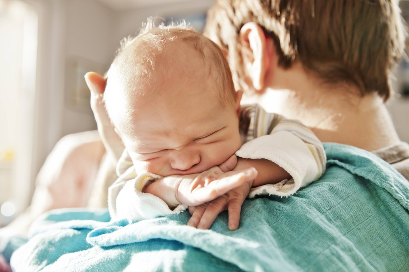 Nimm jede angebotene Hilfe an! Partner*in, Familie, Freunde und Hebammen können dir den Start ins Elternsein enorm erleichtern.