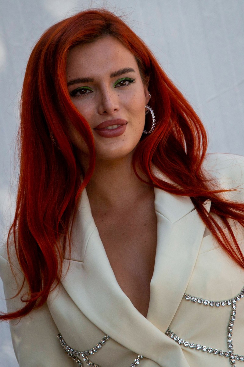 Bella Thornes Markenzeichen sind ihre roten langen Haare.